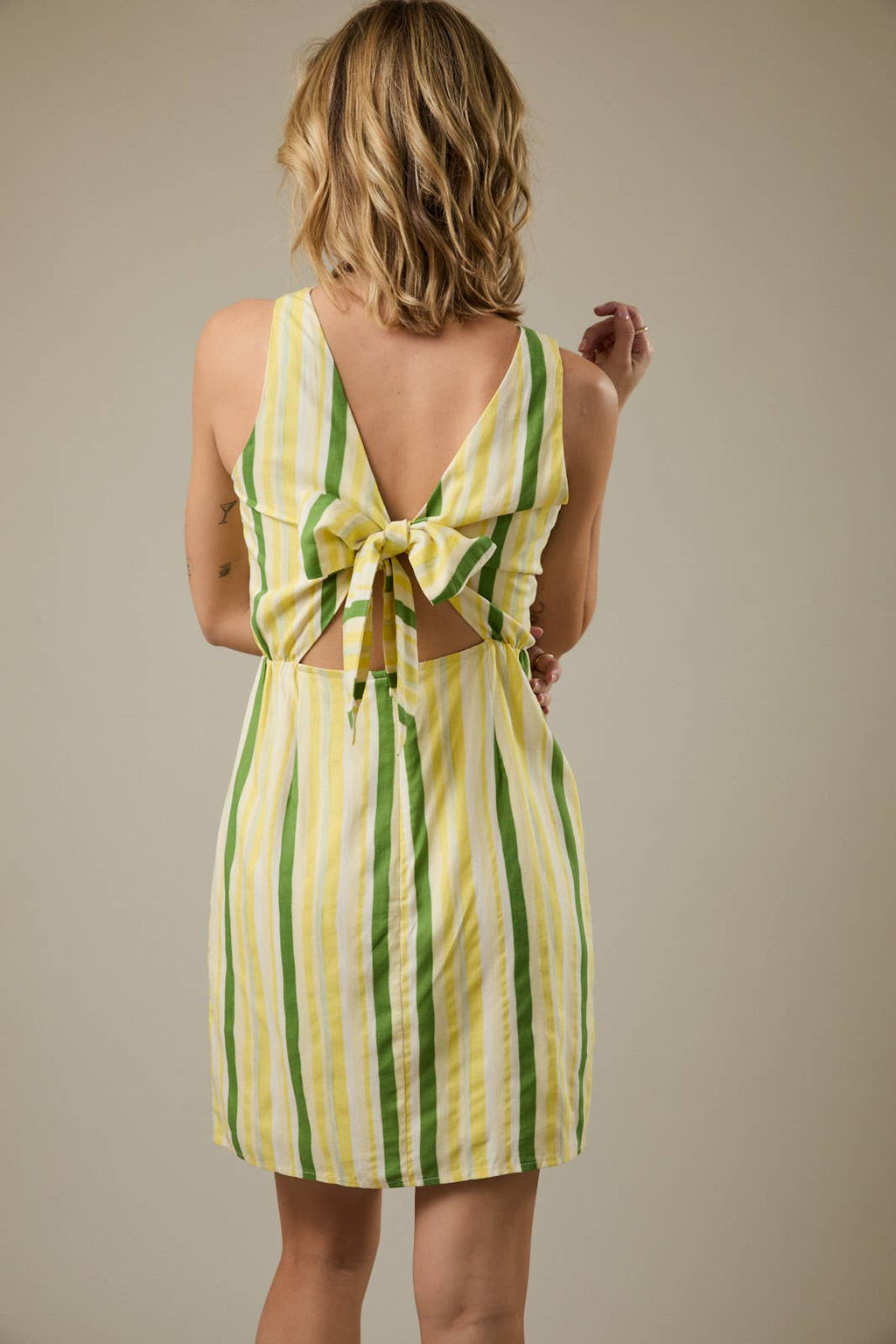 Sunday Edition - BOAT NECK SLEEVELESS BACK TIE STRIPE MINI DRESS: CREAM-LEMON