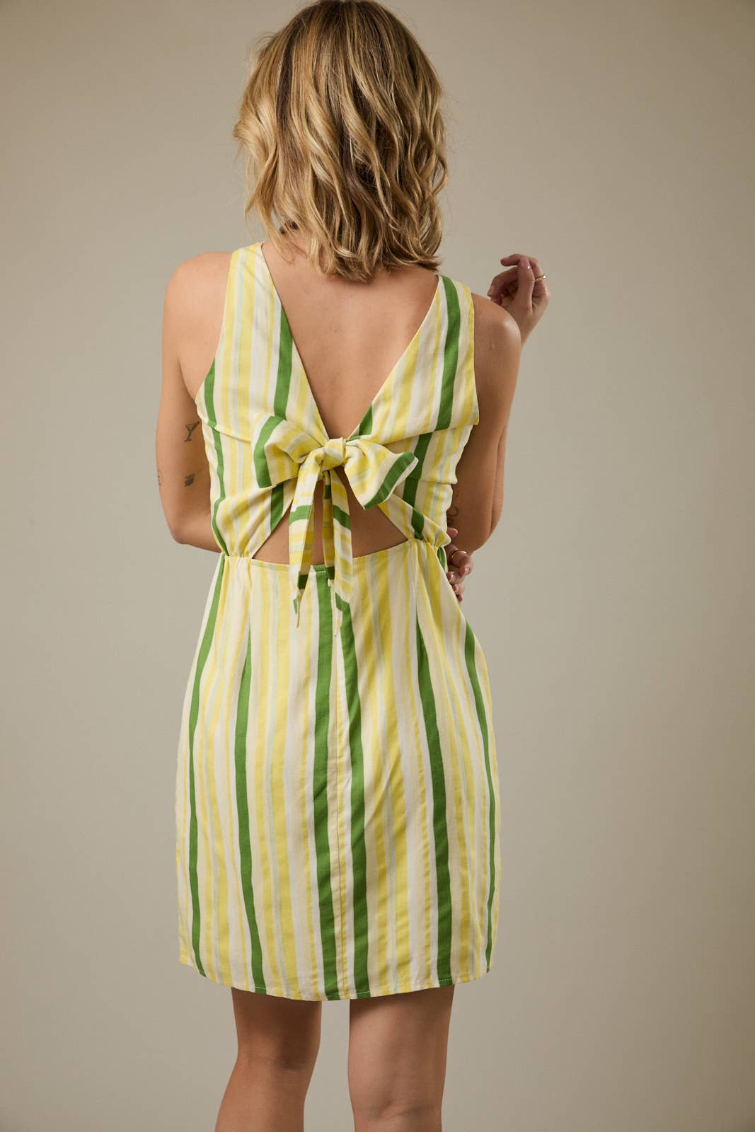 Sunday Edition - BOAT NECK SLEEVELESS BACK TIE STRIPE MINI DRESS: CREAM-LEMON